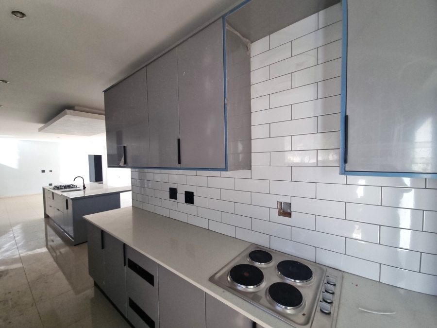 5 Bedroom Property for Sale in Melodie North West
